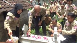 KEPALA DINAS SOSIAL KABUPATEN  GUNUNGKIDUL LAKUKAN TABUR BUNGA DI MAKAM ALMARHUM GANDUNG SUWARNO